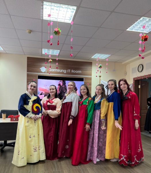 Файл:Центр кореєзнавства КНЛУ ханбок.png